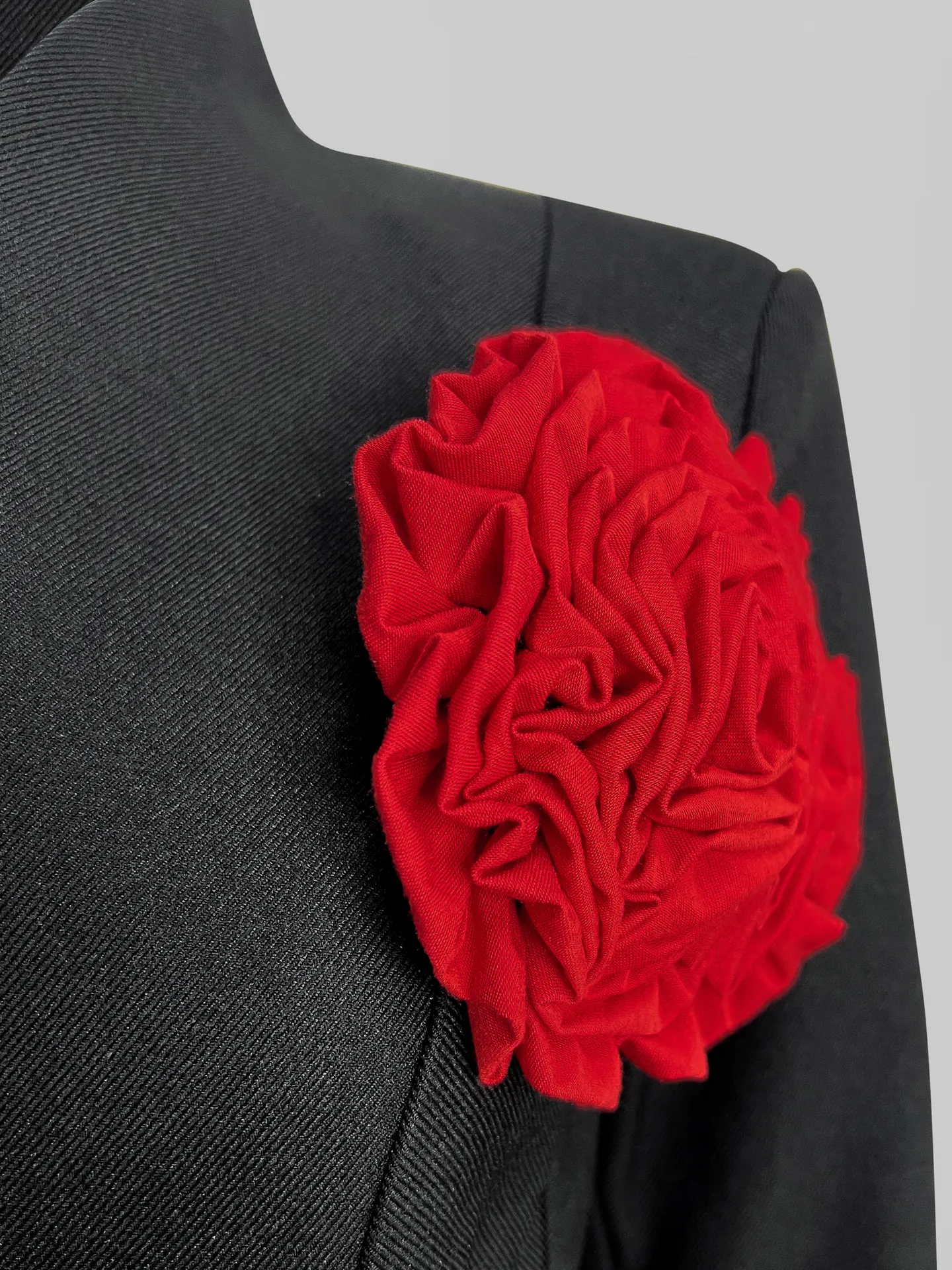 Пиджак Ifer Collection однотонный приталенный с розой на груди