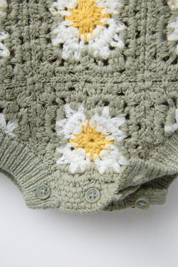 ZARA ТРИКОТАЖНЫЙ КОМБИНЕЗОН ИЗ КРУЖЕВА КРОШЕ С ЦВЕТОЧНЫМ УЗОРОМ, ЗЕЛЕНОВАТЫЙ