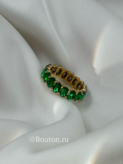 Кольцо золотистое с изумрудными камнями