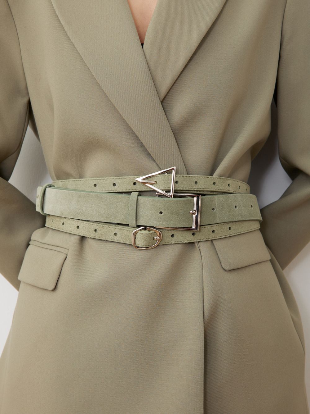 БАЗОВЫЙ ТОНКИЙ РЕМЕНЬ С ТРЕУГОЛЬНОЙ ПРЯЖКОЙ ЗАМША ФИСТАШКОВЫЙ