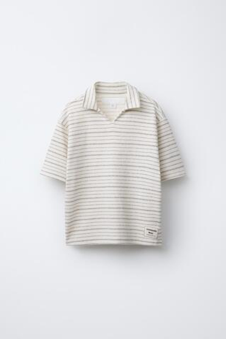 ZARA КОМПЛЕКТ ИЗ РЕЛЬЕФНОГО ПОЛО И ШОРТОВ-БЕРМУДОВ, ЭКРЮ