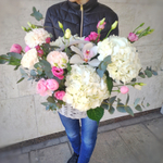 Авторская корзина с 3 белыми гортензиями