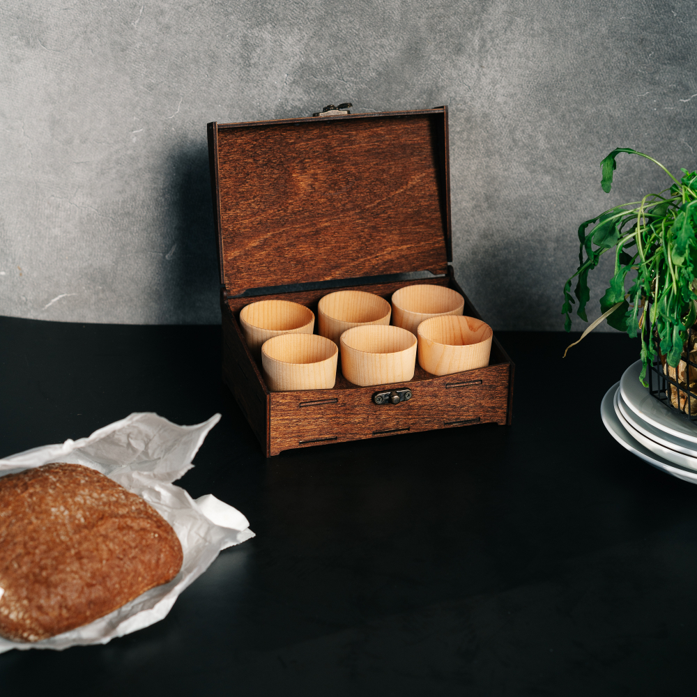 Подарочный набор рюмки (стопки) из древесины кедра в шкатулке PK42