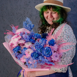 112. Стильный синий букет с розовой хризантемой