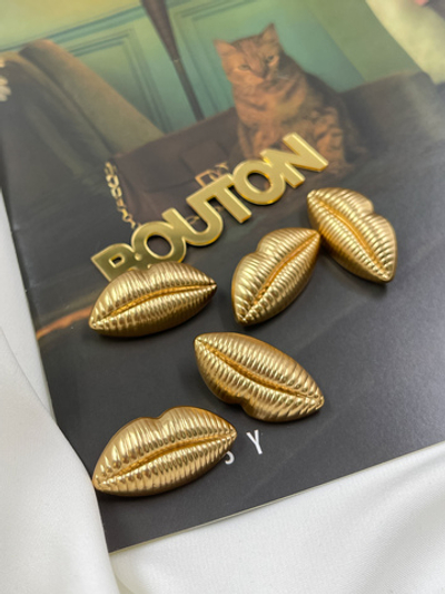 Пуговицы Скиап. объемные золотые губы