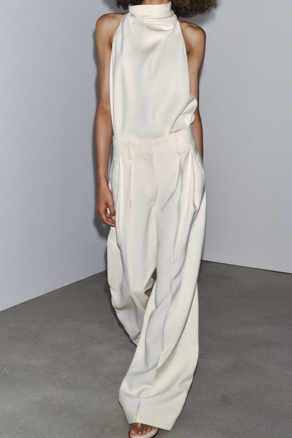 ZARA ЛЕГКИЕ БРЮКИ С ЗАЩИПАМИ — ZW COLLECTION, ЭКРЮ