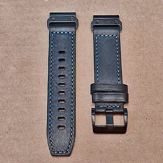 Ремешок кожаный QuickFit 22 мм для Garmin Fenix 7 / 6 / 5, Forerunner 935 / 945 / 955, instinct, instinct 2, Epix Gen 2 быстросъемный (Черный, синяя строчка)