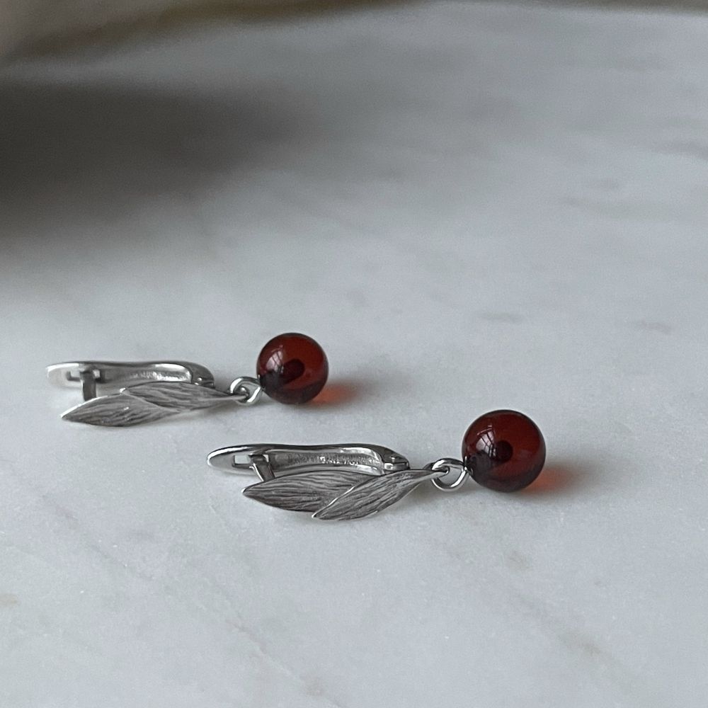 Серьги Лист с подвесом шар с вишневым янтарем