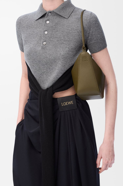 Loewe Мини сумка-хобо Hammock из классической телячьей кожи, темный хаки