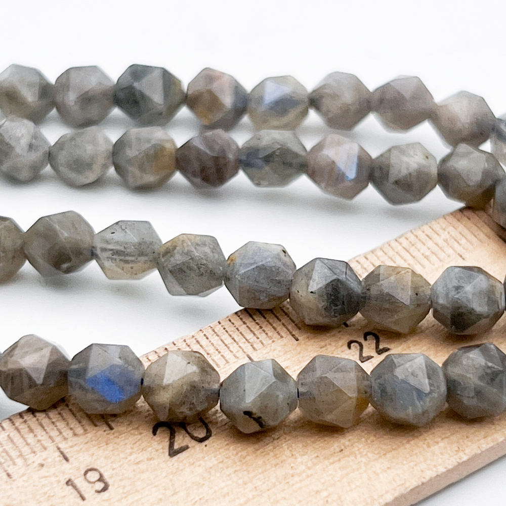 Лабрадор крупной огранки, размер около 6,5 мм, цена за 14-15 шт (1/4 нити)