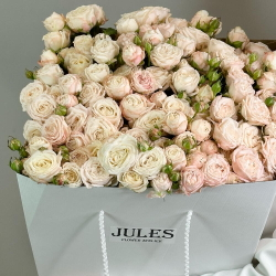 Букет из пиновидных кустовых роз «Бомбастик» 51 штука