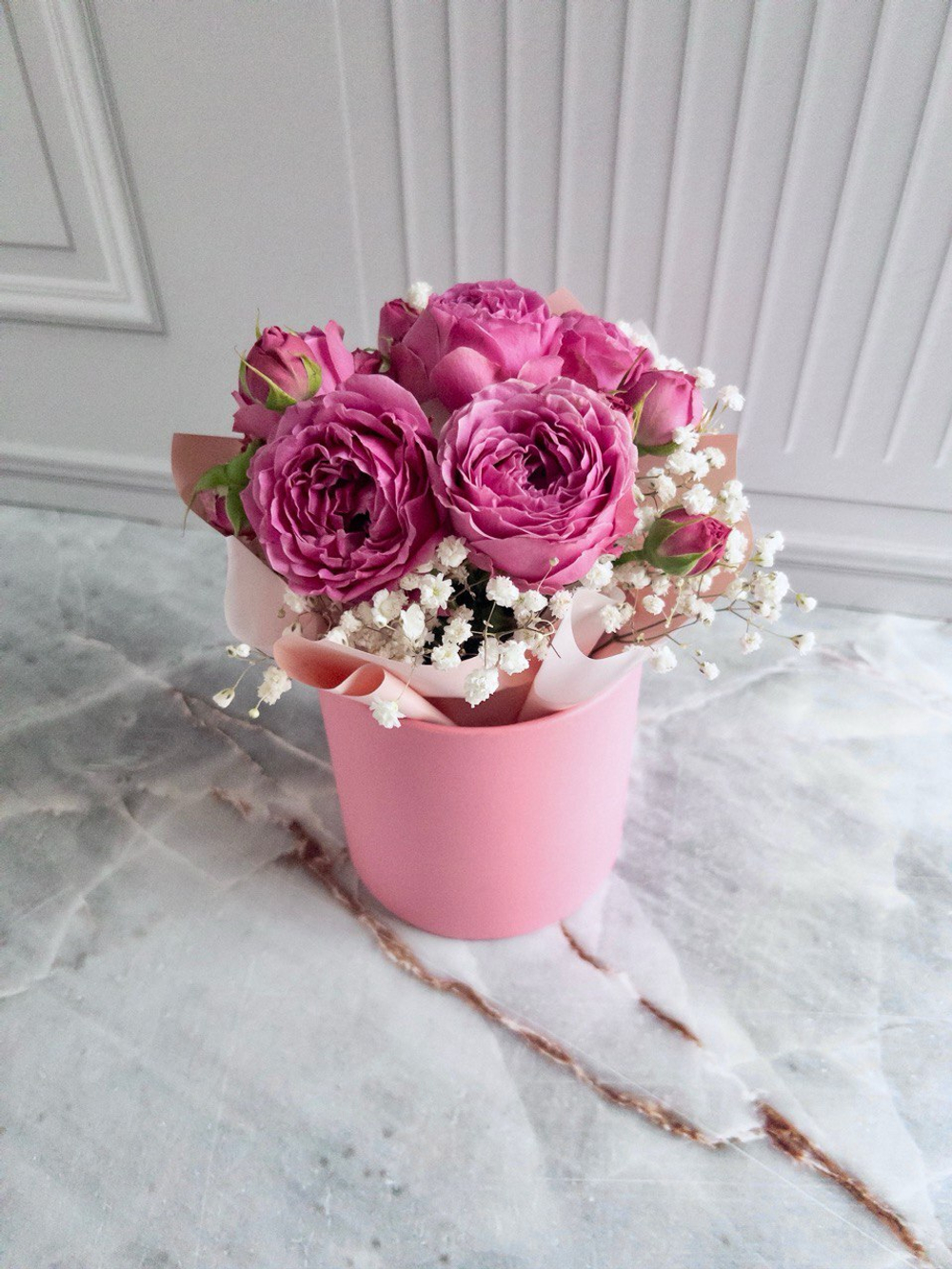 Букет из пионовидной розы и гипсофилы