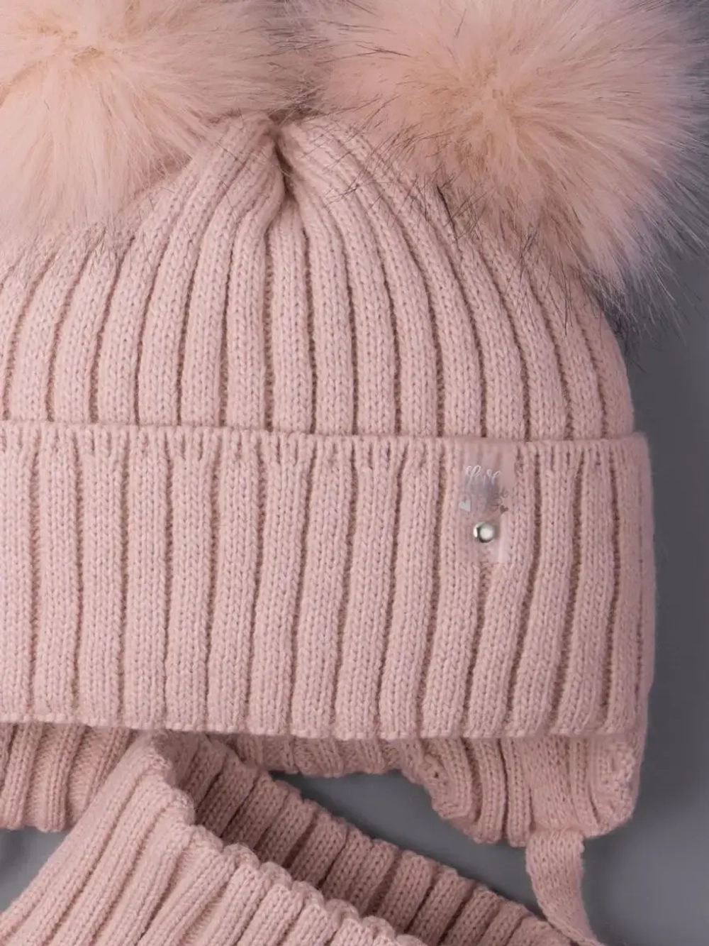 Шапка зимняя детская с помпонами и манишка