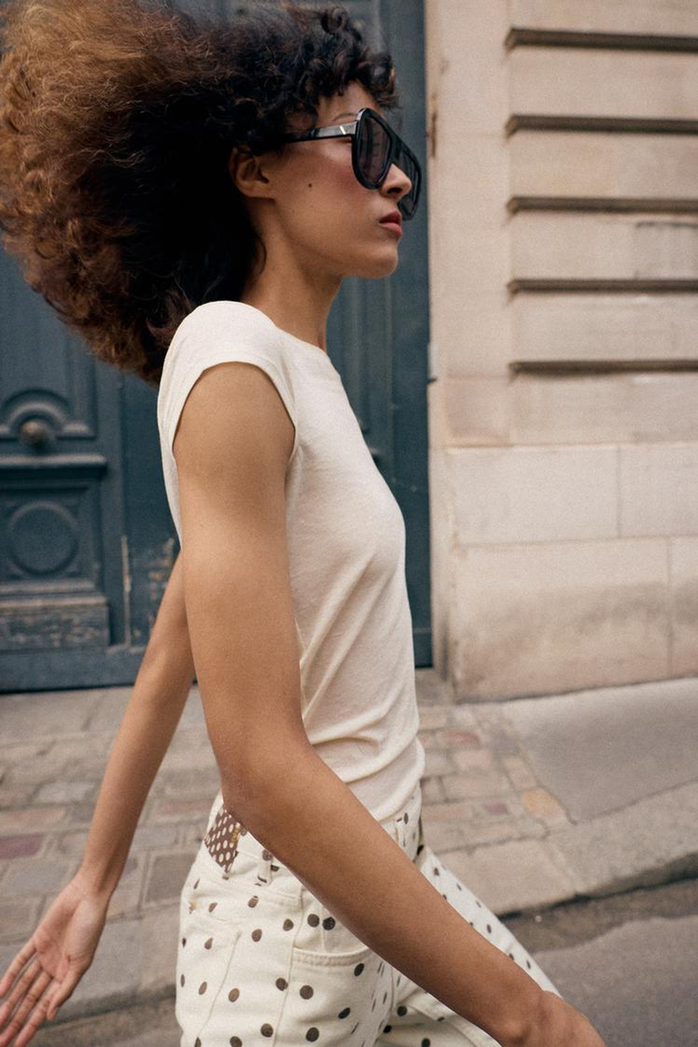 ZARA МИНИМАЛИСТИЧНАЯ ФУТБОЛКА С КОРОТКИМИ РУКАВАМИ, ВАНИЛЬНЫЙ