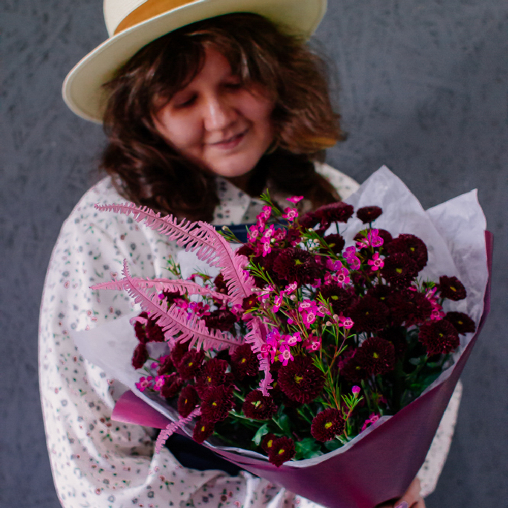 53. Букет с хризатемами сантини в бордовых оттенках