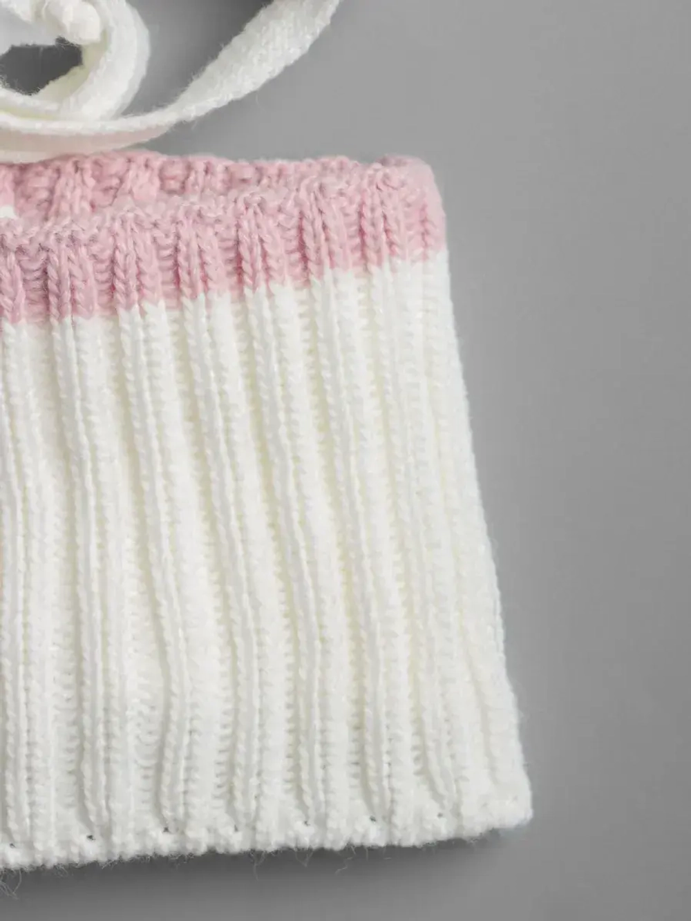 Шапка зимняя для девочки со снудом и помпонами