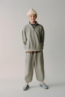 ZARA БАЗОВАЯ ТОЛСТОВКА С НАШИВКОЙ, ОЛИВКОВЫЙ