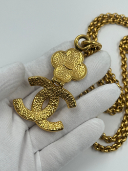 Кулон Chanel с логотипом