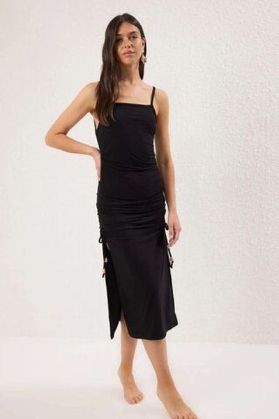 Черное макси трикотажное пляжное платье с рюшами и деталями TBESS25EL00144