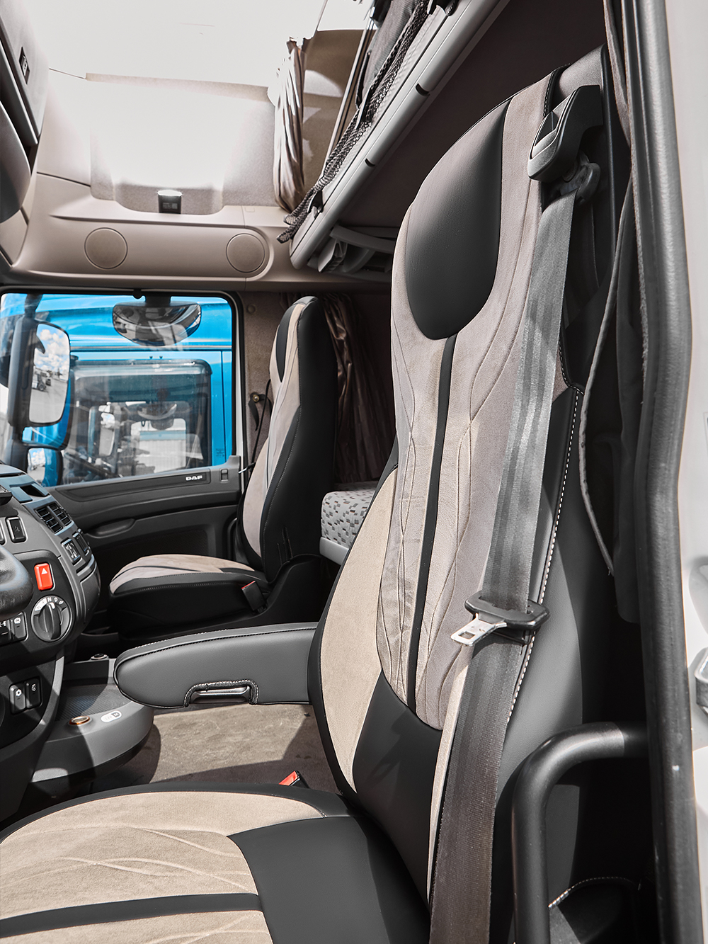 Чехлы Люкс DAF XF 106 (экокожа, черный цвет, бежевая вставка)