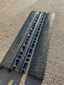 Гибкий кабель-канал для проводов (кабельный трап, капа) резиновый, черный, напольный, 1 канал 39*15 мм., 1000мм*140мм*25мм