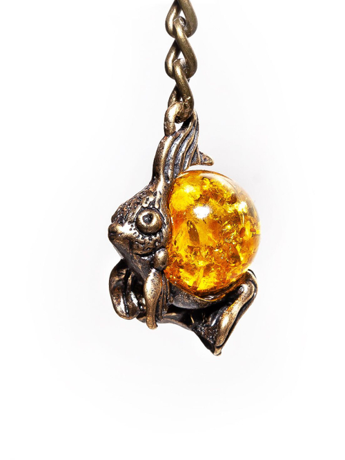 Брелок с янтарем натуральным - Золотая рыбка, диаметр камня