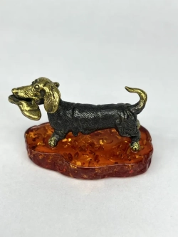 Бронзовая статуэтка на янтаре