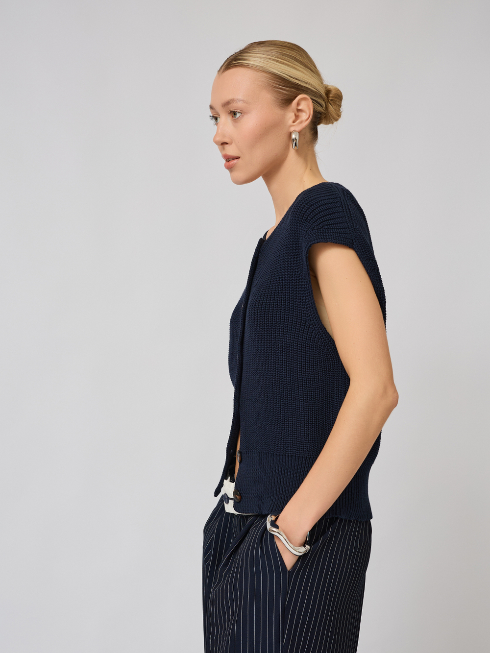 Жилет вязаный на пуговицах