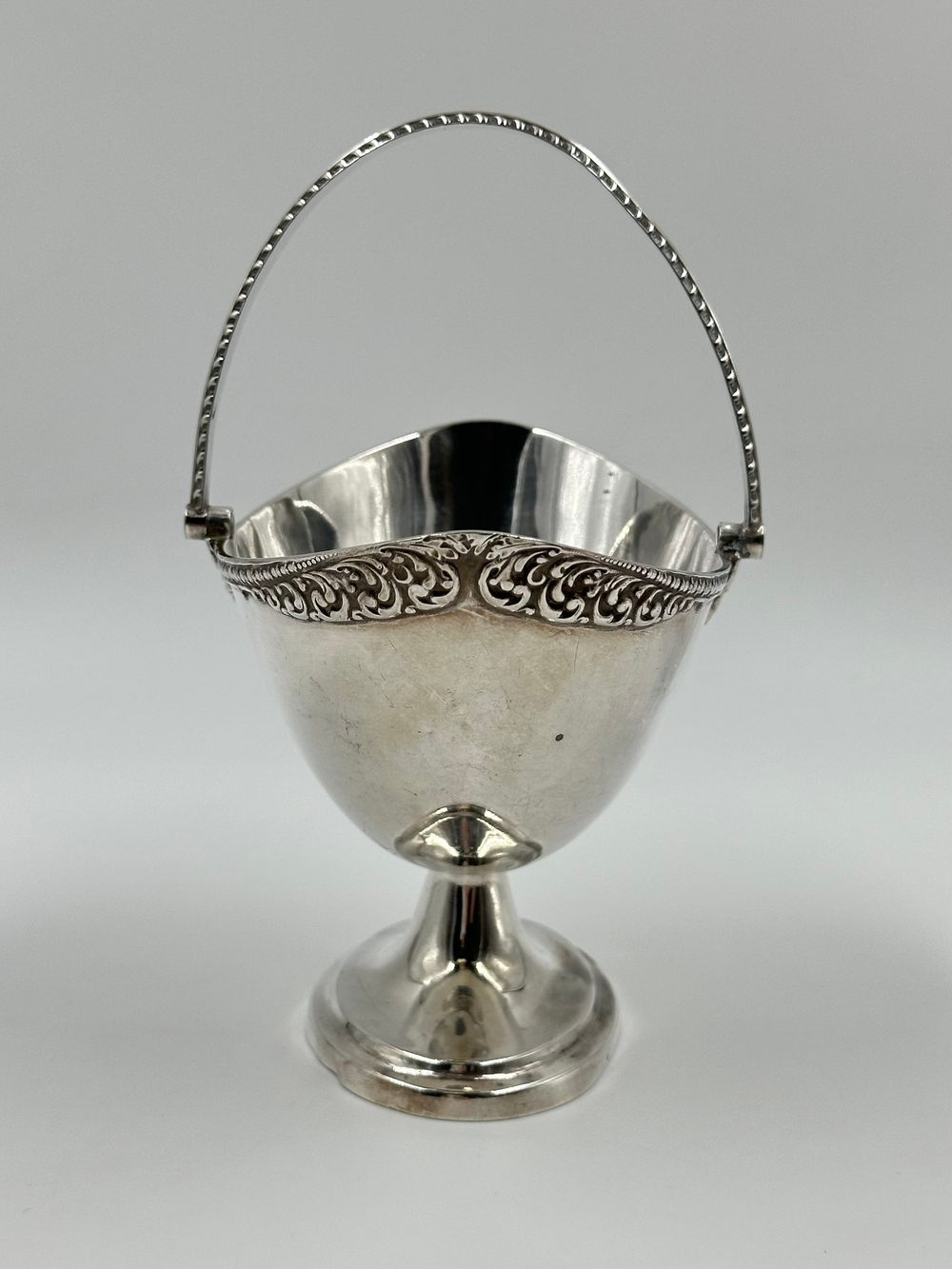 Конфетница в виде корзины Walker & Hall