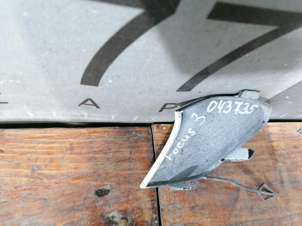 Заглушка буксировочного крюка Ford Focus 3 14-19 Б/У Оригинал 1879568