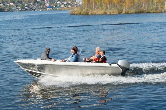 Алюминиевая лодка Алюмакс-435К с консолью