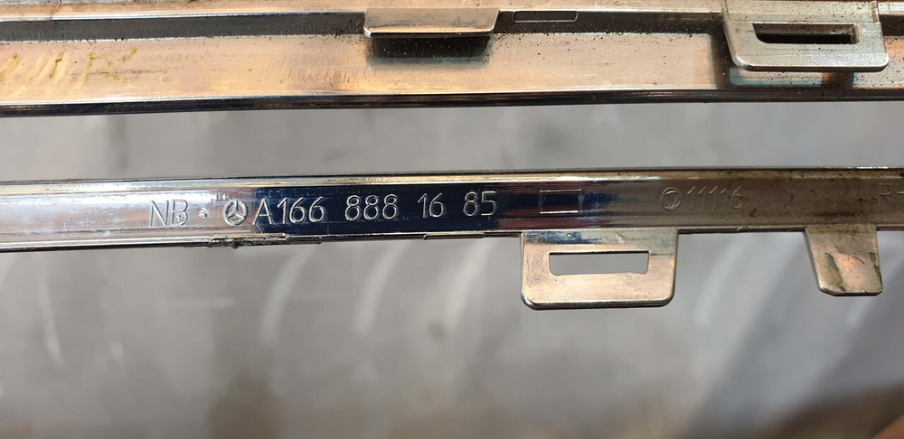 Молдинг решетки радиатора Mercedes GLE (W166) 15-18 Б/У Оригинал A1668881685