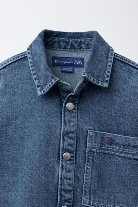 ZARA Х CHAMPION ® ДЖИНСОВАЯ КУРТКА-РУБАШКА С ВЫШИВКОЙ, СИНИЙ