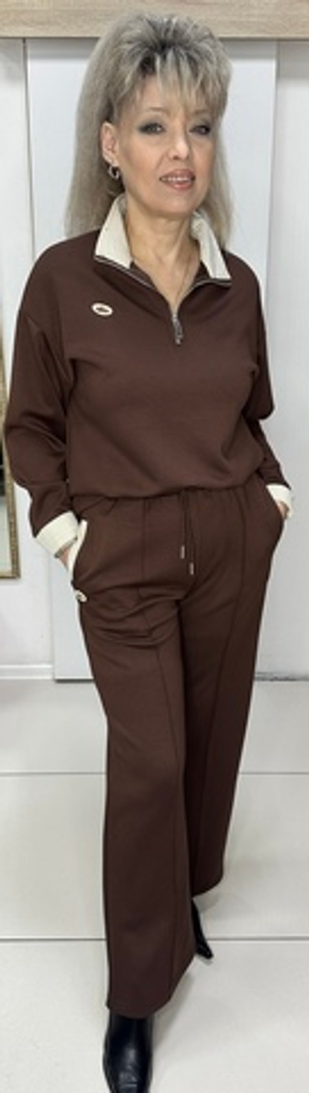 Трикотажный брючный костюм шоколадного цвета