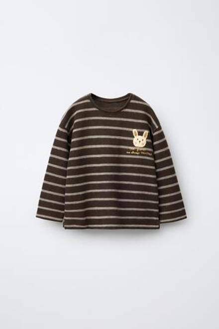 ZARA ФУТБОЛКА ИЗ МЯГКОЙ ТКАНИ В ПОЛОСКУ С МАХРОВОЙ НАШИВКОЙ «КРОЛИК», ТЕМНО-КОРИЧНЕВЫЙ