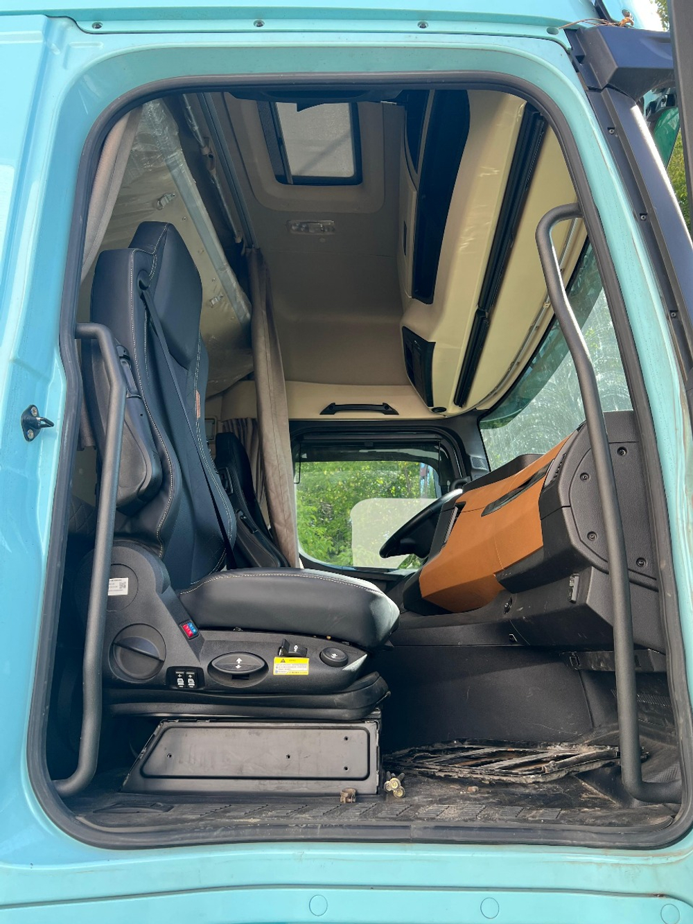 Shacman (Shaanxi) SX* 4x2 Седельный тягач SX4188YY381 (Дизельный, 12,5 л, 473 л.с., АТ)
