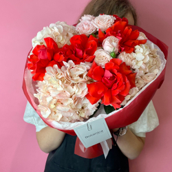 Авторский букет из розовой гортензии , французской розы Нина и кустовой розы Бомбастик 310120262