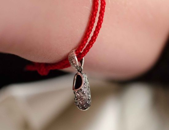 Красный браслет с серебряным башмачком Спиридона Тримифунтского._2