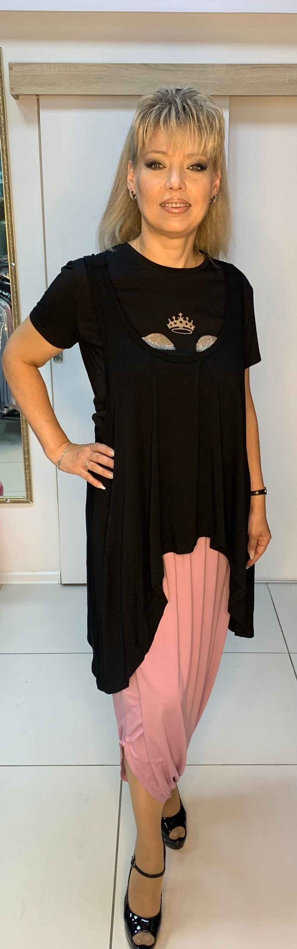 Трикотажная двойка: черная майка-туника и пудровые шаровары