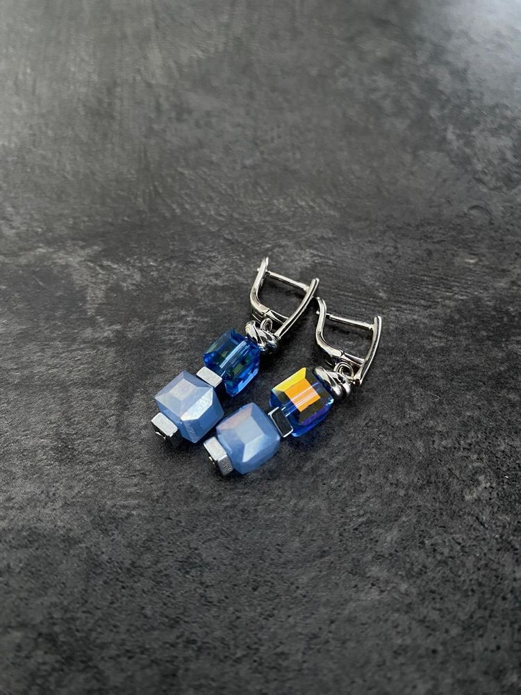 Серьги из голубых кубиков Swarovski, оттенок серебро