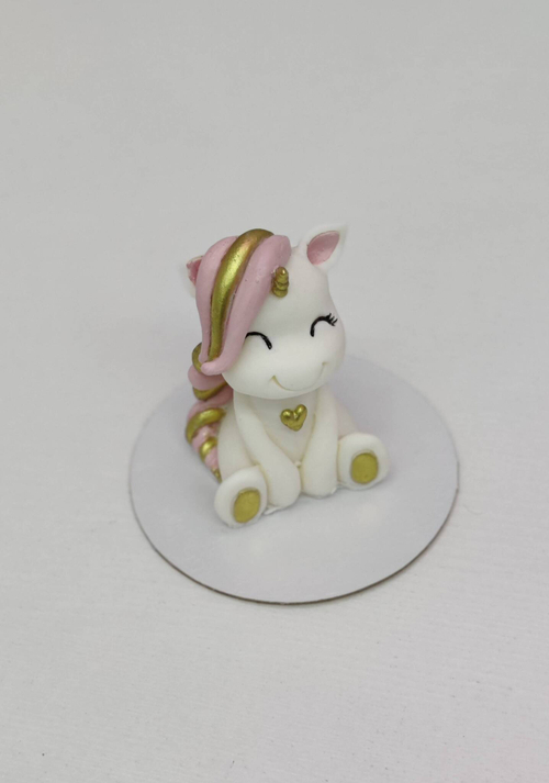 Единорог с сердцем из шоколадной глазури
