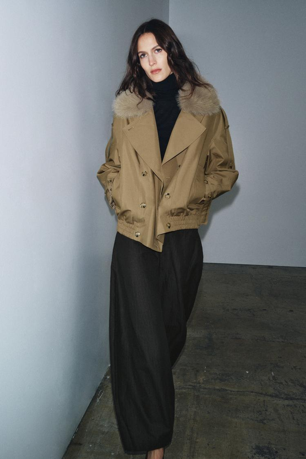 ZARA СТЕГАНОЕ ПАЛЬТО С ВОРОТНИКОМ ИЗ ИСКУССТВЕННОГО МЕХА — ZW COLLECTION, СВЕТЛЫЙ ХАКИ