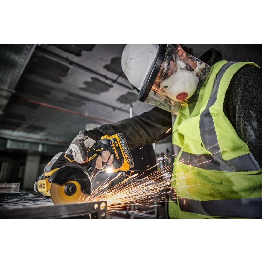 Аккумуляторная дисковая пила DeWalt DCS438N