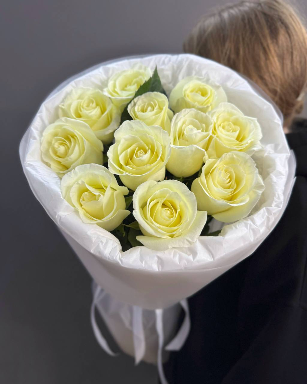 Букет с 11 белыми розами в "облачке"