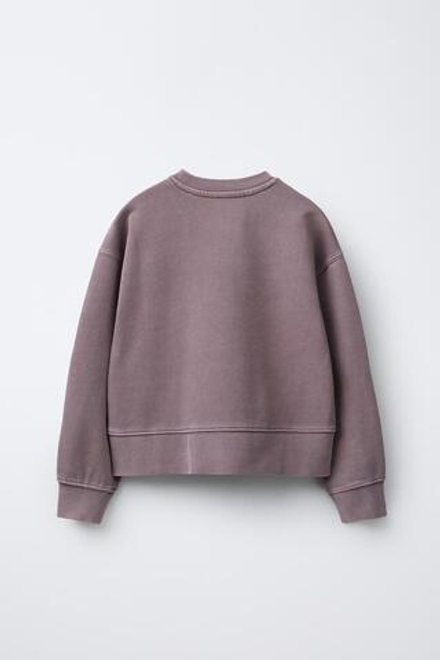 ZARA ТОЛСТОВКА С НАДПИСЬЮ И ЭФФЕКТОМ ПОТЕРТОСТИ, СЛИВОВЫЙ