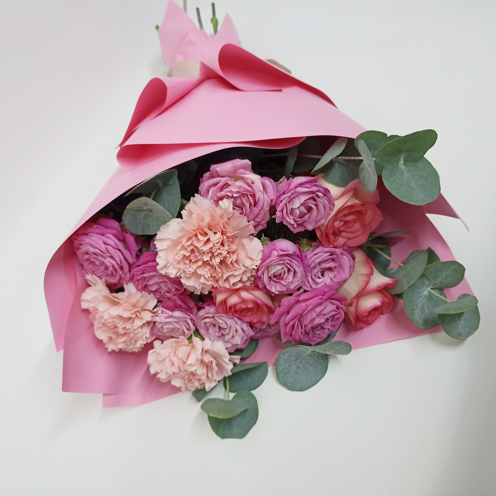 Букет из роз и диантусов Ирина