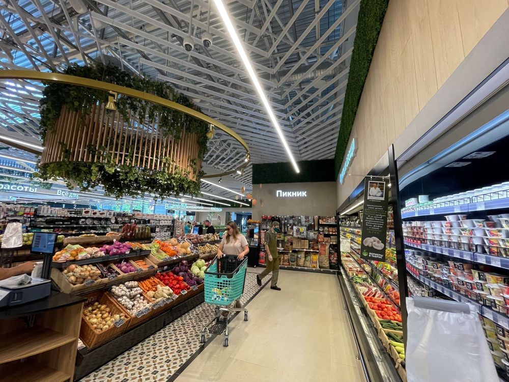 Вертикальное озеленение панелями из искусственной зелени в супермаркете "Табрис" г.Сочи