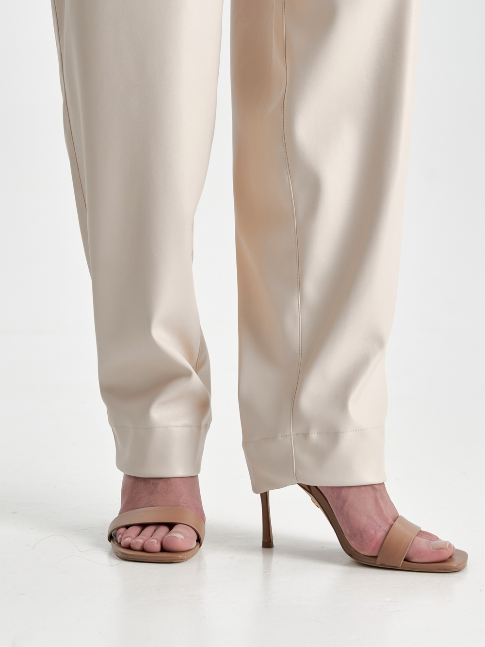 Брюки экокожа в молочном цвете