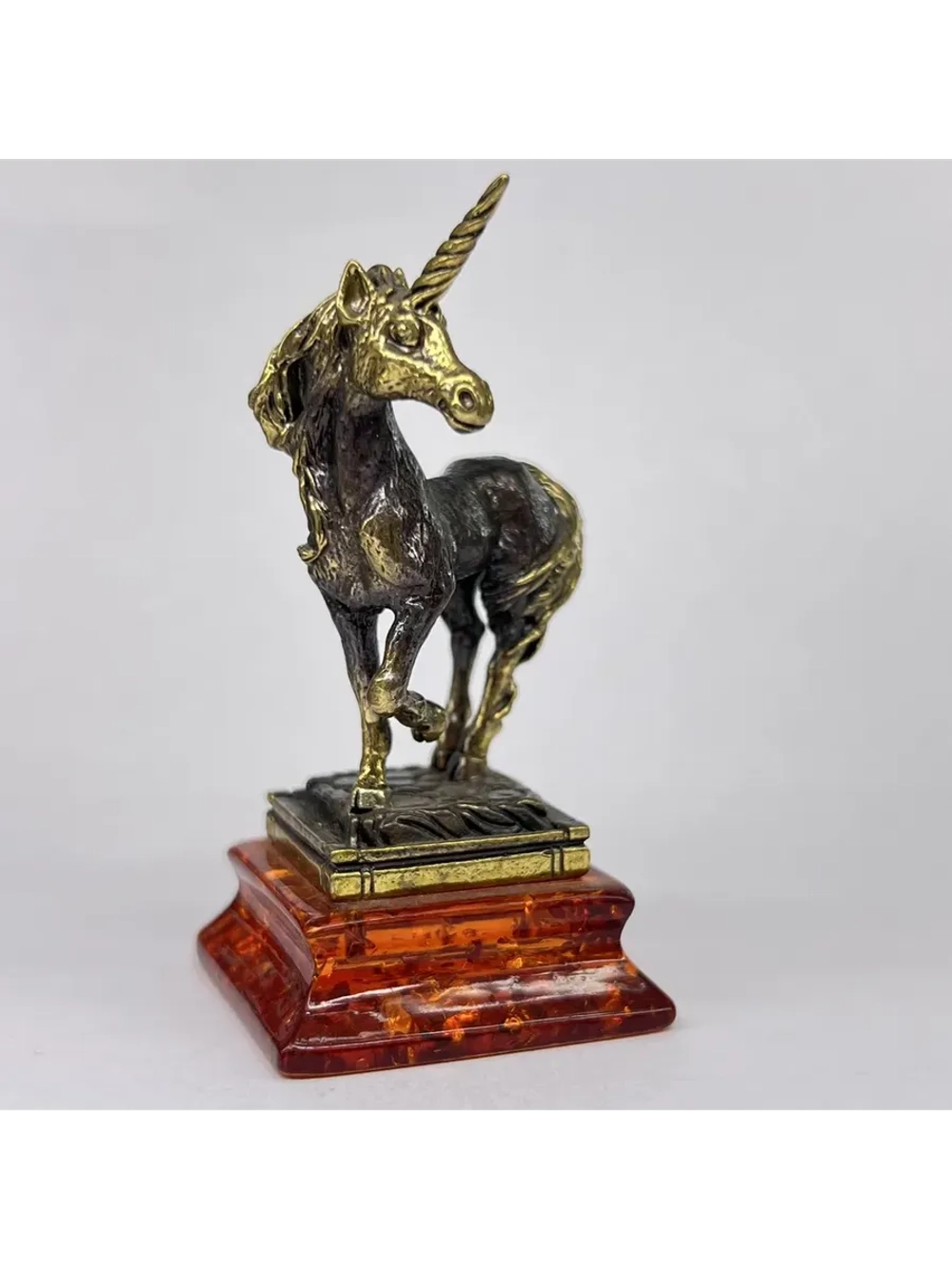 Бронзовая статуэтка на янтаре