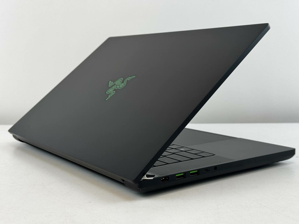 Игровой Ноутбук 16.0" ноутбук Razer Blade 16 2023 Black RZ09-0483UEJ4-R3U1 WQUXGA [3840х2400] i9 13950HX 32gb DDR5 2Tb SSD NVMe PCle NV GeForce RTX 4090 Win11 Home